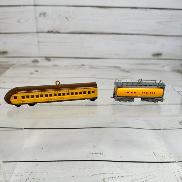 Hallmark Keepsake Lionel Union Pacific Streamliner Buffet Coach & Veranda Tender - Picture 4 of 11